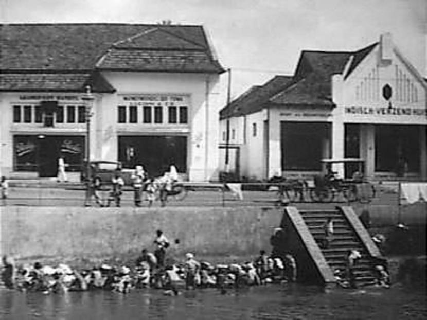 Suasana Batavia Tahun 1929. Warga mencuci dan membersihkan diri di sungaj Ciliwung .
