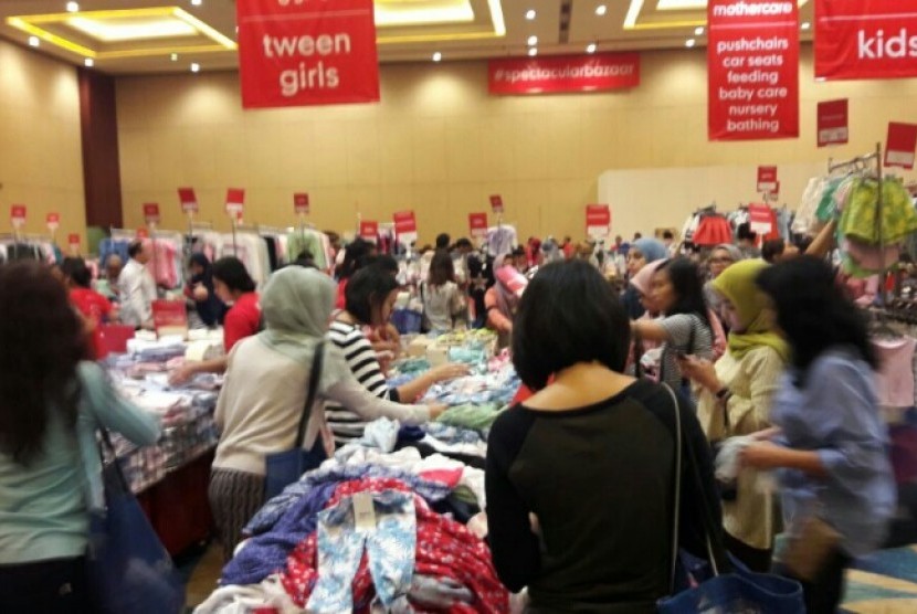 Suasana bazar sejumlah merek ternama di Senayan City, Jakarta, Kamis (23/3).
