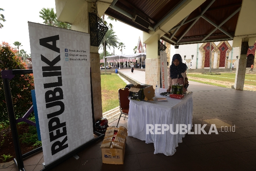 Suasana Bazar yang diselenggaraan di pelataran Masjid At-tin, Jakarta Timur, Jumat (30/12). Bazar tersebut diadakan dalam rangka memeriahkan Dzikir Nasional 2016 yang diadakan oleh Harian REPUBLIKA