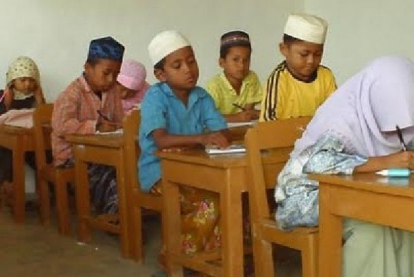 suasana belajar di Madrasah Diniyah (Ilustrasi). 