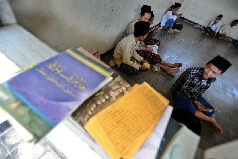  Suasana belajar mengajar di  Pondok Pesantren Lirboyo, Kediri, Jawa Timur. Pesantren ini termasuk salah satu pesantren NU terbesar di tanah air.