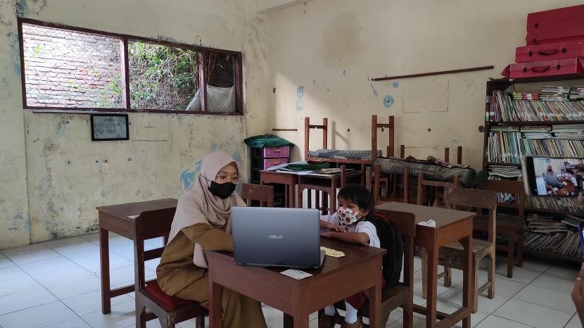 Suasana belajar mengajar di salah satu ruang kelas I SDN di, Solo, Jawa Tengah.