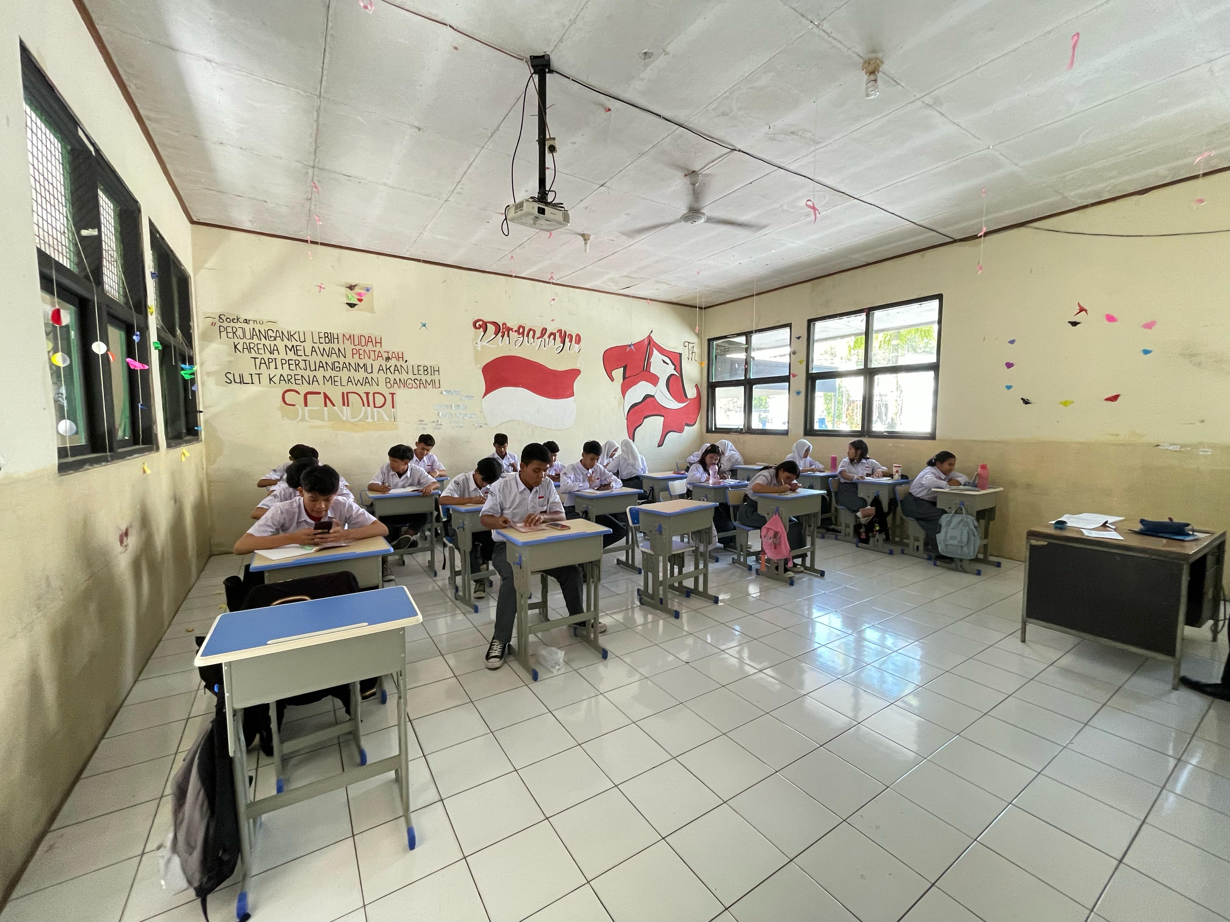 Suasana belajar mengajar di SMA PGRI 2 Kota Bandung, Jawa Barat.