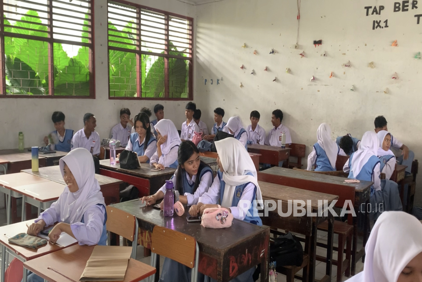 Suasana belajar-mengajar di SMAN 15 Depok