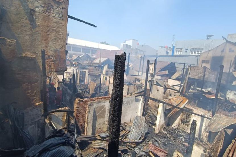 Suasana belasan rumah yang ludes terbakar usai dipadamkan personil Pemadam Kebakaran di Jalan Serigala, Lorong 12 RT/RW 003, Kecamatan Mamajang, Kota Makassar, Sulawesi Selatan, Jumat (13/11/2023). 