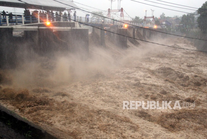 Suasana Bendung Katulampa di Kota Bogor, Jawa Barat, Senin (5/2).