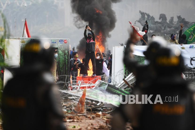Suasana bentrokan antara demonstan dengan polisi saat aksi unjuk rasa menentang UU Cipta Kerja di Jakarta, Kamis (8/10/2020). 