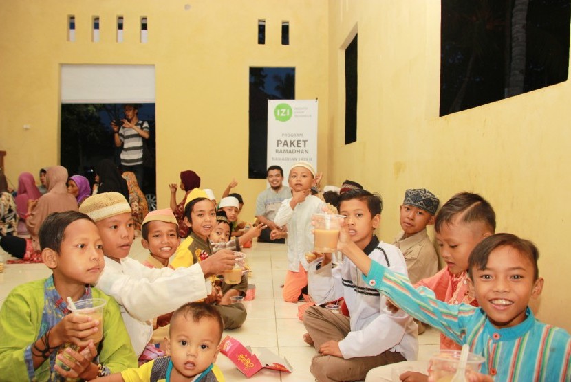 Suasana berbuka puasa bersama di Kampung Bulak Tanggul, Desa Pantai Harapan Jaya, Kecamatan Muara Gembong, Kabupaten Bekasi.