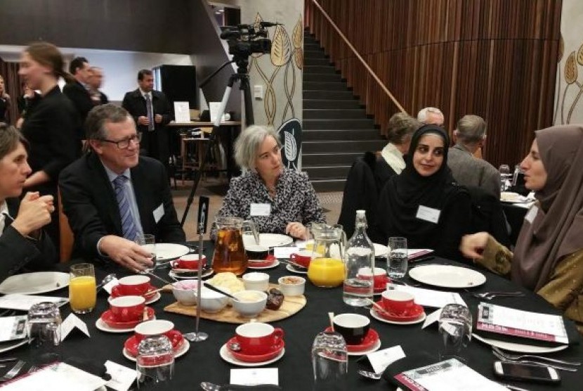 Suasana berbuka puasa bersama warga non Muslim digelar di Deakin University, Melbourne.