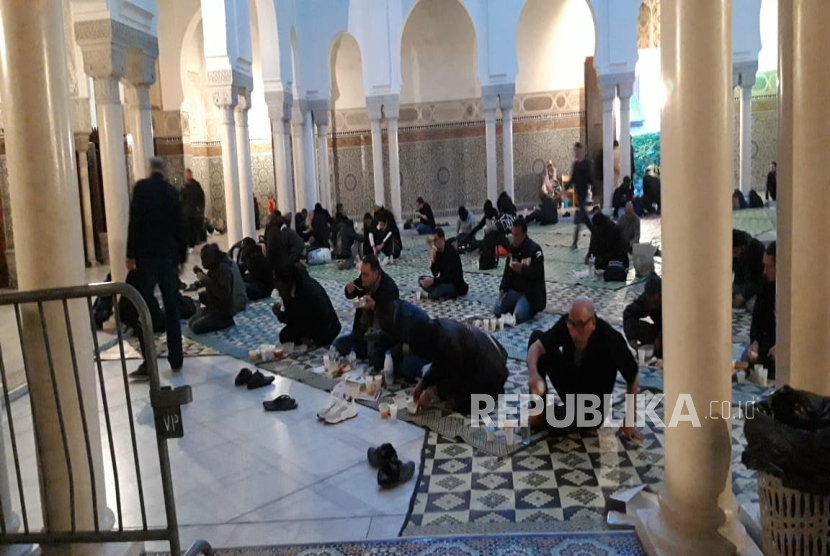 Suasana berbuka puasa di Masjid Agung Paris pada 16 Mei 2019.