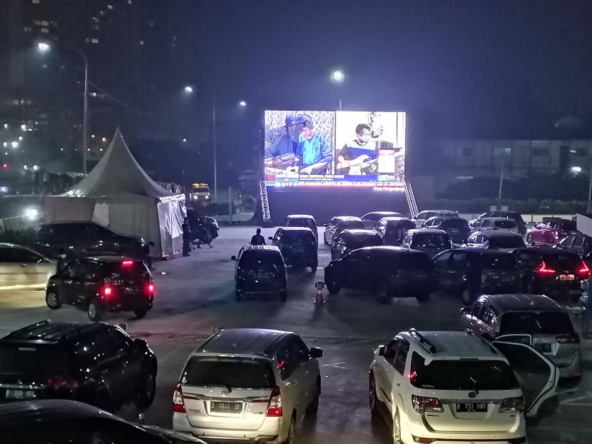 Suasana bioskop mobil alias Drive In Cinema di Distrik 1 Meikarta, Cikarang Selatan, Bekasi.