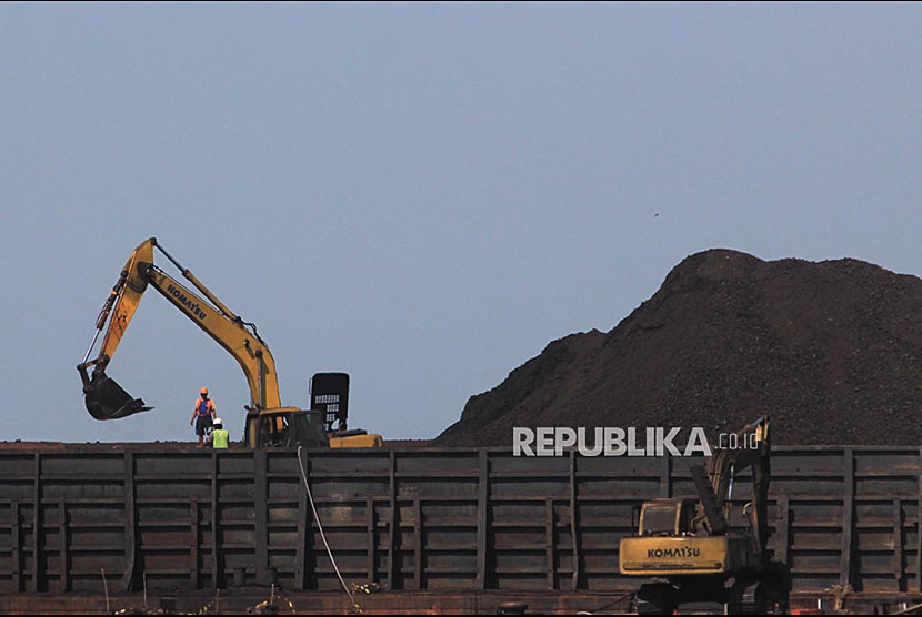 Suasana bongkar muat batubara di pelabuhan Cirebon.