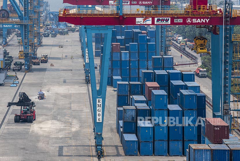 Neraca perdagangan Indonesia mulai pulih meski ekspor dan impor masih negatif per Oktober 2016.
