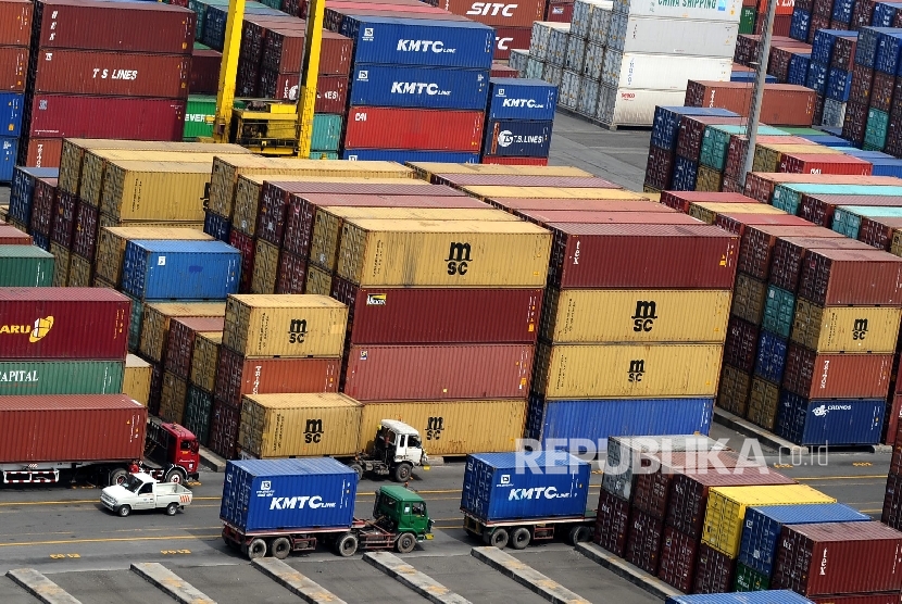 Suasana bongkar muat peti kemas di pelabuhan Jakarta International Countainer Terminal (JICT), Jakarta, Senin (17\10).