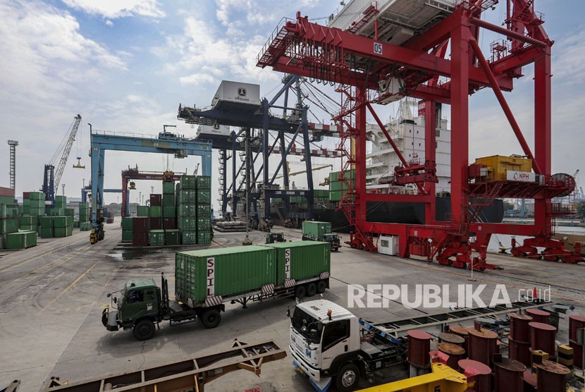 Suasana bongkar muat peti kemas di Pelabuhan Tanjung Priok, Jakarta, Rabu (20/6). 