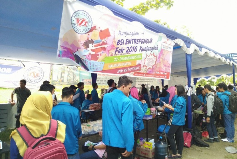 Suasana BSI Entrepreneur Fair 2016 di kampus AMIK BSI Pontianak.