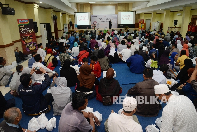 Suasana buka puasa bersama agen dan loper koran Republika di Aula SMKN 57 Jakarta, Kamis (23/6).  (Republika/ Yasin Habibi)