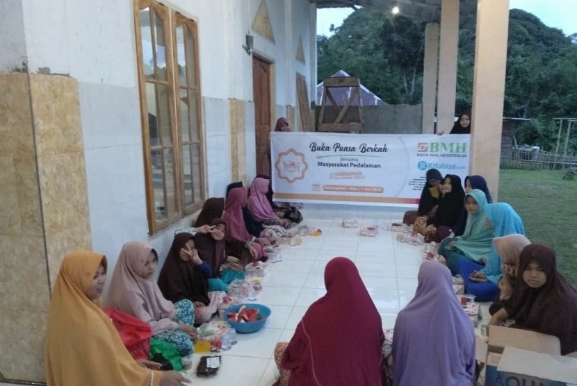 Suasana buka puasa bersama dengan ibu-ibu di Pedalaman Nias, Sumatera Utara.