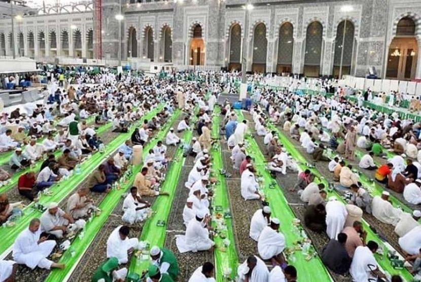 Suasana buka puasa di halaman Masjidil Haram. Arab Saudi Izinkan Buka Bersama untuk Puasa Sunnah di Masjidil Haram