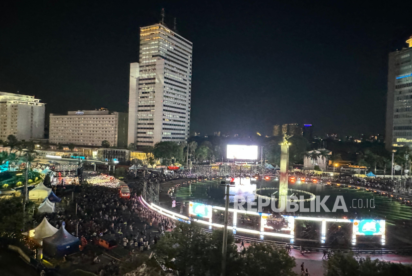 Suasana Bundaran HI pada malam Tahun Baru 2025, Selasa (31/12/2024).