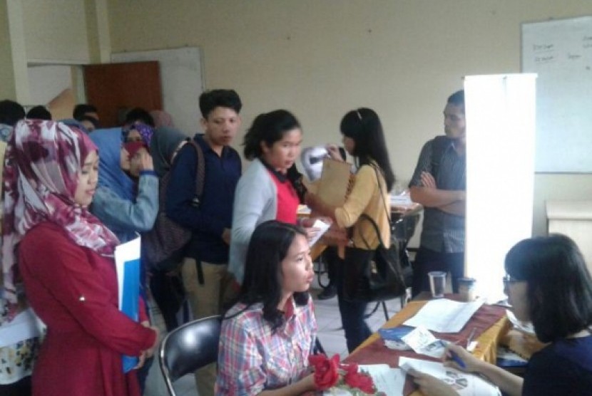 Suasana bursa kerja yang diadakan oleh Universitas BSI, Kamis  (9/2/2017). 