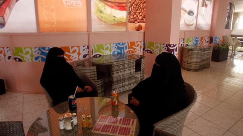 Suasana kafe khusus perempuan di Yaman.