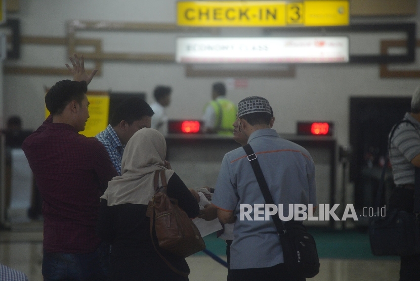  Suasana calon penumpang Batik Air di Bandara Halim Perdanakusuma, Jakarta, Senin (4/4) malam. (Republika/Raisan Al Farisi)