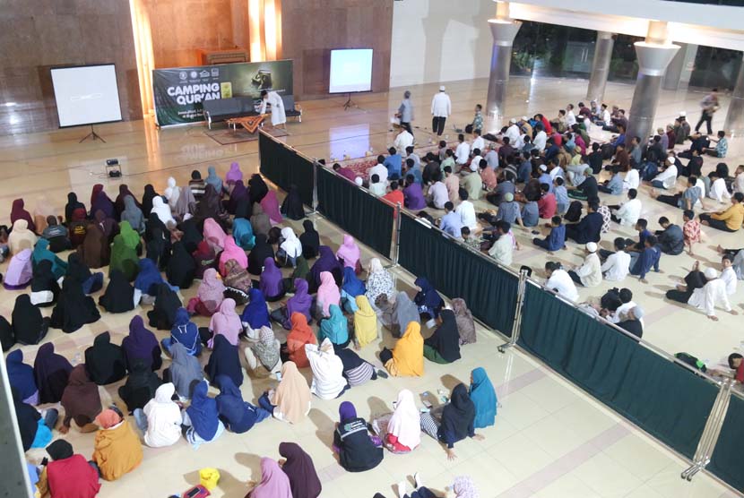 Suasana Camping Qur'an di Masjid Nurul Huda UNS Solo, Jumat (1/1).