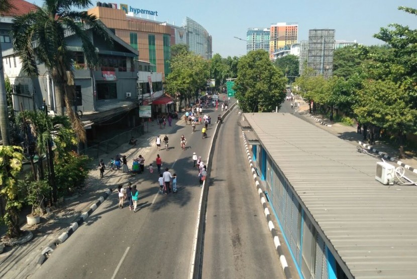 Suasana Car Free Day di Jakarta Selatan, Ahad (27/8). Pemerintah Kotamadya Jakarta Selatan menyelenggarakan Car Free Day atau Hari Bebas Kendaraan Bermotor di Jalan Raya Mampang hingga Jalan Warung Jati Barat.