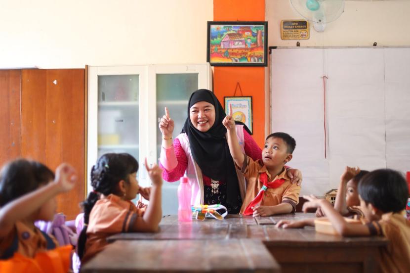 Suasana ceria pelaksanaan program srikandi sahabat anak di salah satu sekolah dasar.