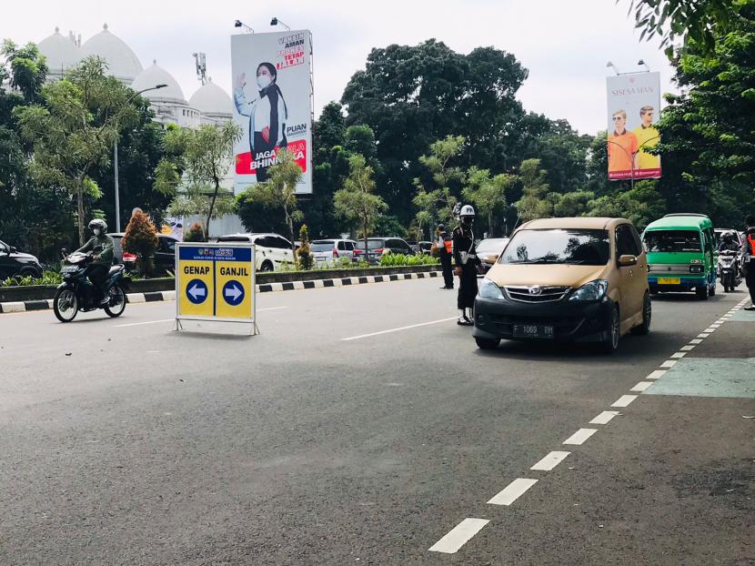 Suasana check point ganjil-genap kendaraan bermotor di Simpang Baranangsiang, Kecamatan Bogor Timur, Kota Bogor, Sabtu (15/1).