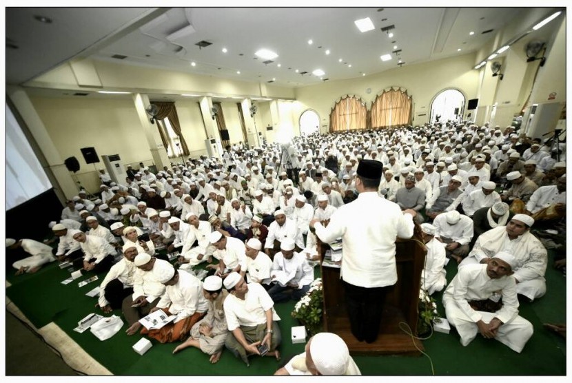 Suasana dalam acara halalbihalal yang diselenggarakan Rabithah Alawiyah di Jakarta, Senin (26/6)
