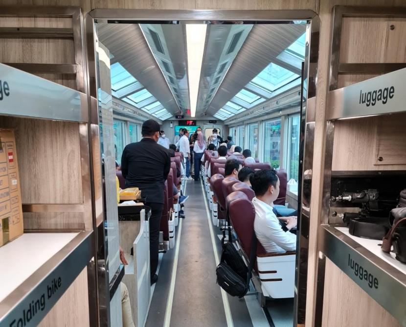 Suasana dalam Kereta Panorami, Sabtu (28/1/2023). Menurut Menteri Perhubungan Budi Karya Sumadi, kereta ini memiliki potensi untuk terus dikembangkan.