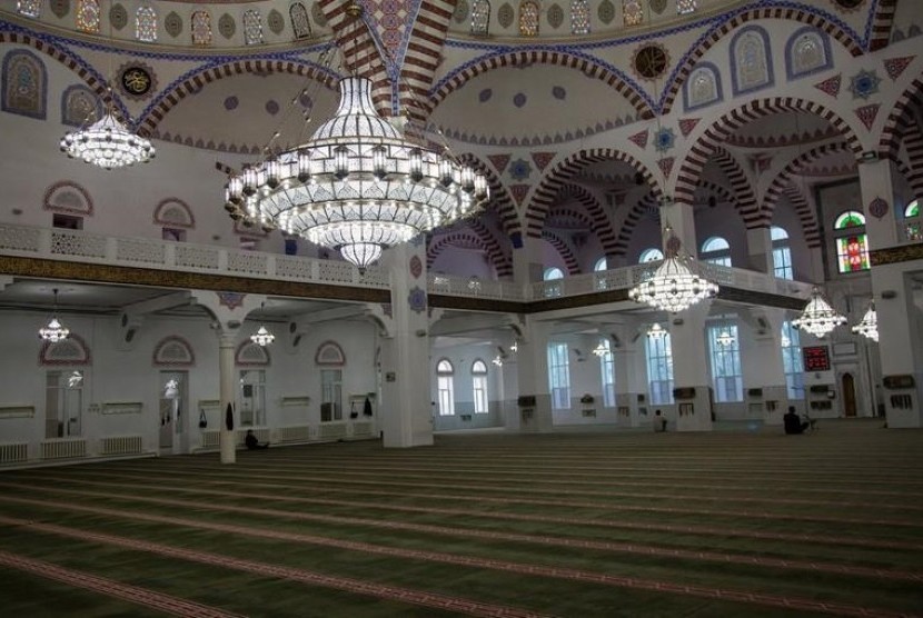 Suasana dalam Masjid Agung Makhachkala.
