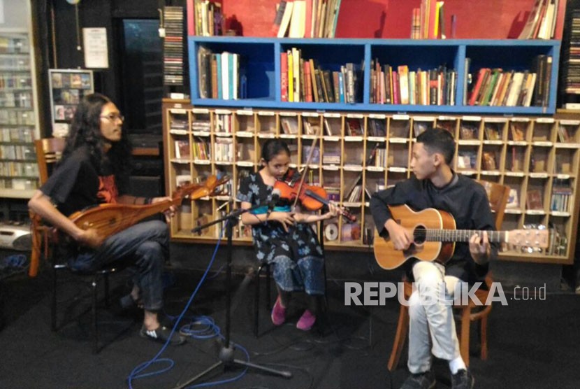  Suasana dan kegiatan Museum Musik Indonesia (MMI) Kota Malang di Klojen, Senin sore (11/6).