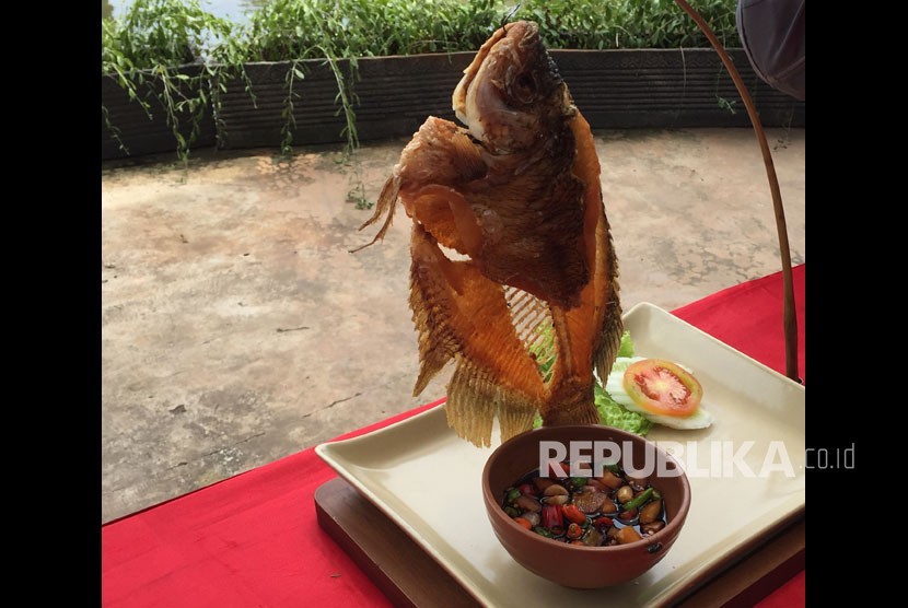 Ikan gurami goreng, sajian khas Bumi Sampireun Cikarang, Jawa Barat.