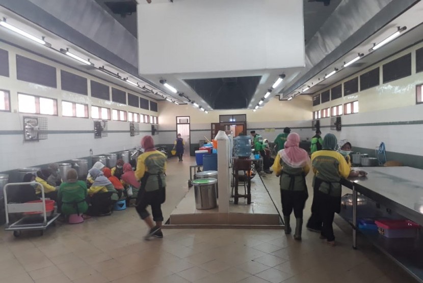 Suasana dapur di Asrama Haji Embarkasi Surabaya, Rabu (25/7)