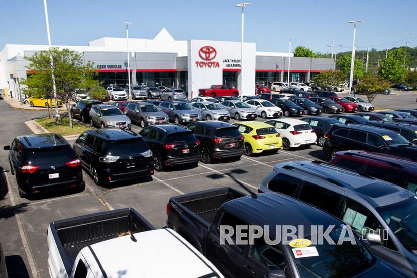  Suasana dealer kendaraan yang sepi pembeli di Alexandria, Virginia, AS, Kamis (7/5). Sejak Maret, industri otomotif khusus kendaraan mobil mengalami penurunan penjualan hampir delapan ratus ribu kendaraan dari target perkiraan awal untuk periode tahun 2020 akibat pandemi COVID-19 yang sedang berlangsung. 