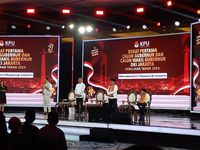 Suasana debat perdana cagub-cawagub DKI Jakarta di JIExpo Kemayoran, Jakarta Pusat, Ahad (6/10/2024).