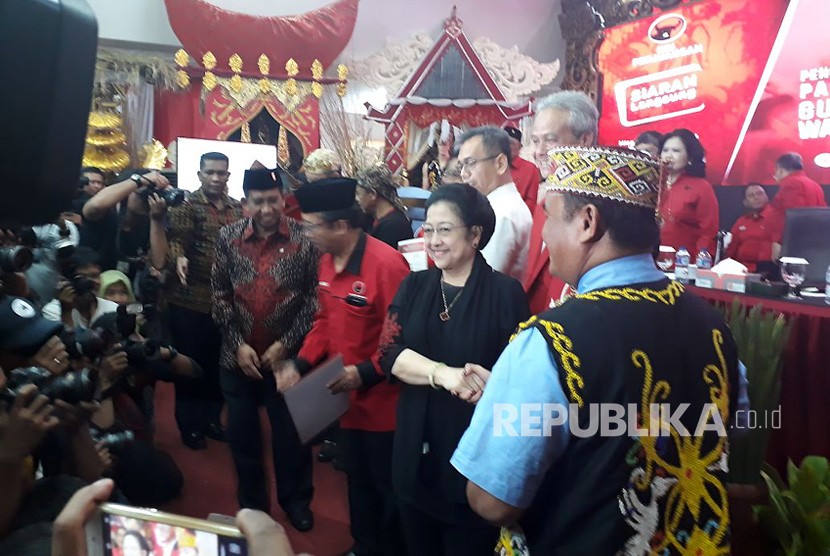 Suasana deklarasi enam pasangan calon gubernur dan wakil gubernur di DPP PDIP Lenteng Agung, Jakarta , Ahad (7/1).