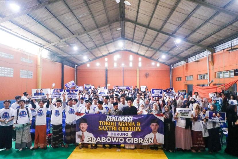 Suasana deklarasi ustaz dan ratusan santri di Cirebon, Jawa Barat untuk pasangan Prabowo-Gibran, Sabtu (4/11/2023).