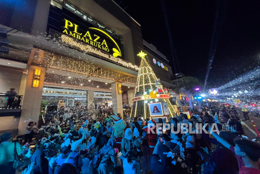 Suasana dekorasi Santa Secret Factory yang dihadirkan Plaza Ambarrukmo Yogyakarta. 