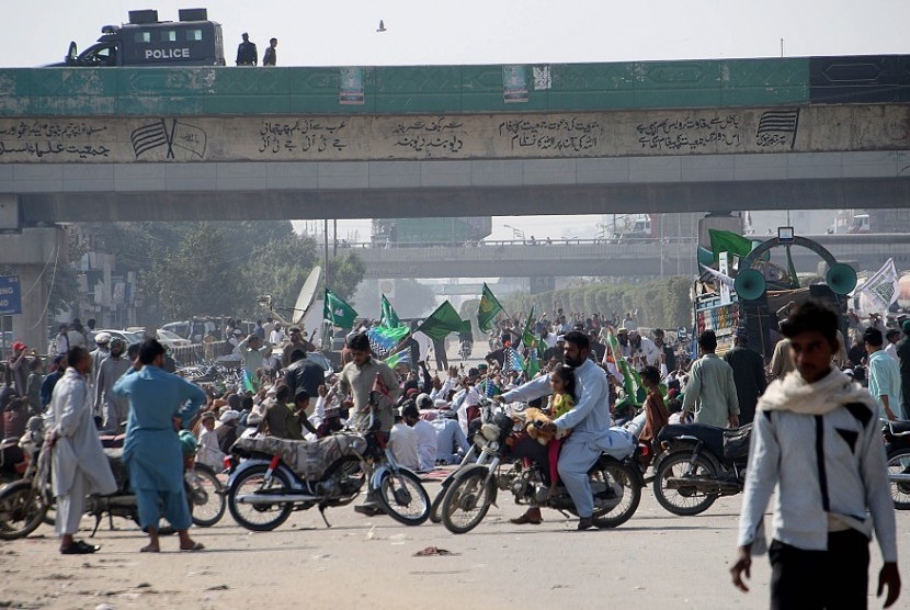 Suasana demo di Islamabad, Pakistan, Ahad (26/11).