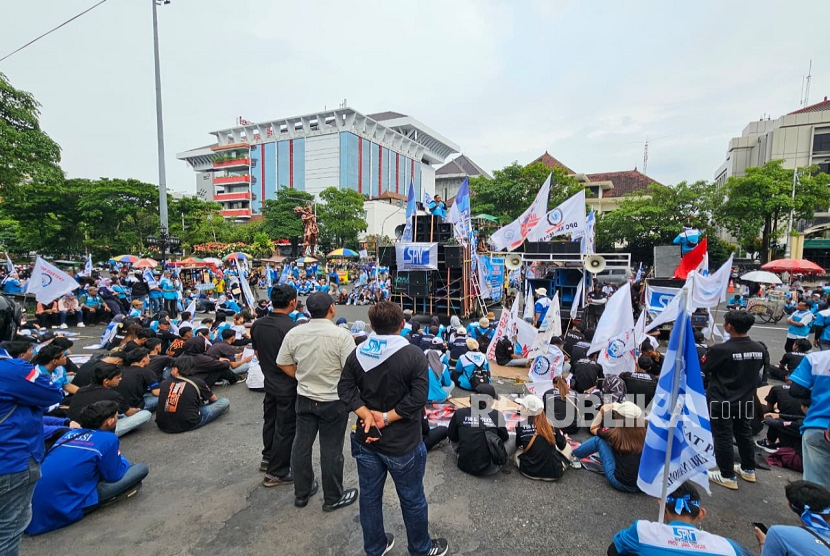 Ratusan Buruh Robohkan Pagar Kantor Gubernur Jateng Buntut Batalnya Penetapan UMP