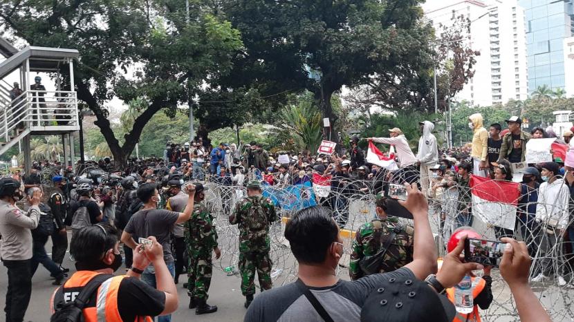 Suasana demonstrasi di sekitar Patung Kuda, Jalan Merdeka Barat, Jakarta Pusat, Selasa (20/10) sore. 