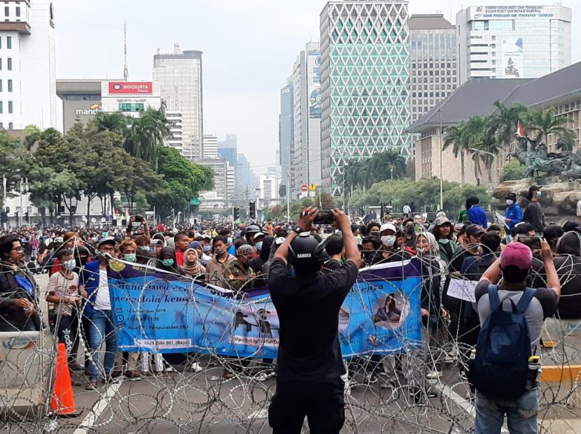 Suasana demonstrasi di sekitar Patung Kuda, Jalan Merdeka Barat, Jakarta Pusat, Selasa (20/10) sore. 