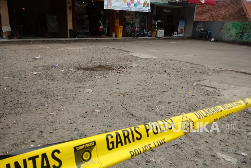 Suasana depan dan area parkir Lipss Club Bogor di Jalan Sukasari, Bogor Timur, Ahad (21/1), yang tampak sepi. Garis polisi dipasang setelah insiden keributan pada Sabtu (20/1) dini hari yang berujung pada aksi penembakan hingga menyebabkan korban jiwa. 