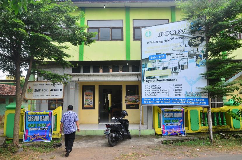 Suasana depan Sekolah Menengah Pertama (SMP) PGRI . Pihak sekolah SMP swasta tersebut mengatakan kekurangan siswa akibat semakin banyaknya lembaga penyelenggara pendidikan meskipun sekolah itu memberikan fasilitas seragam dan SPP gratis dan jumlah murid saat ini hanya 22 orang untuk kelas 8 dan 9 sedangkan kelas 7 masih kosong atau belum ada pendaftar meskipun Penerimaan Peserta Didik Baru (PPDB) sekolah negeri sudah ditutup. (Ilustrasi)