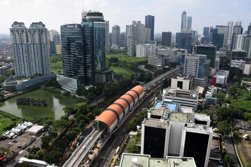 Suasana deretan gedung bertingkat dan jalur LRT yang tengah dibangun di Jakarta. IMF dalam keterangan resminya, Kamis (8/4), menyebutkan pertumbuhan ekonomi Indonesia diproyeksikan tumbuh 4,3 persen tahun ini. Angka tersebut menurun dibandingkan proyeksi sebelumnya sebesar 4,8 persen.