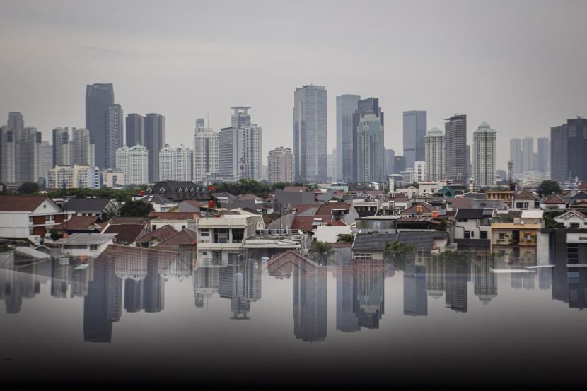 Suasana deretan gedung bertingkat dan rumah permukiman warga di kawasan Jakarta, Selasa (21/12). Output ekonomi dunia diprediksi akan melebihi 100 triliun dolar AS untuk pertama kalinya tahun depan.